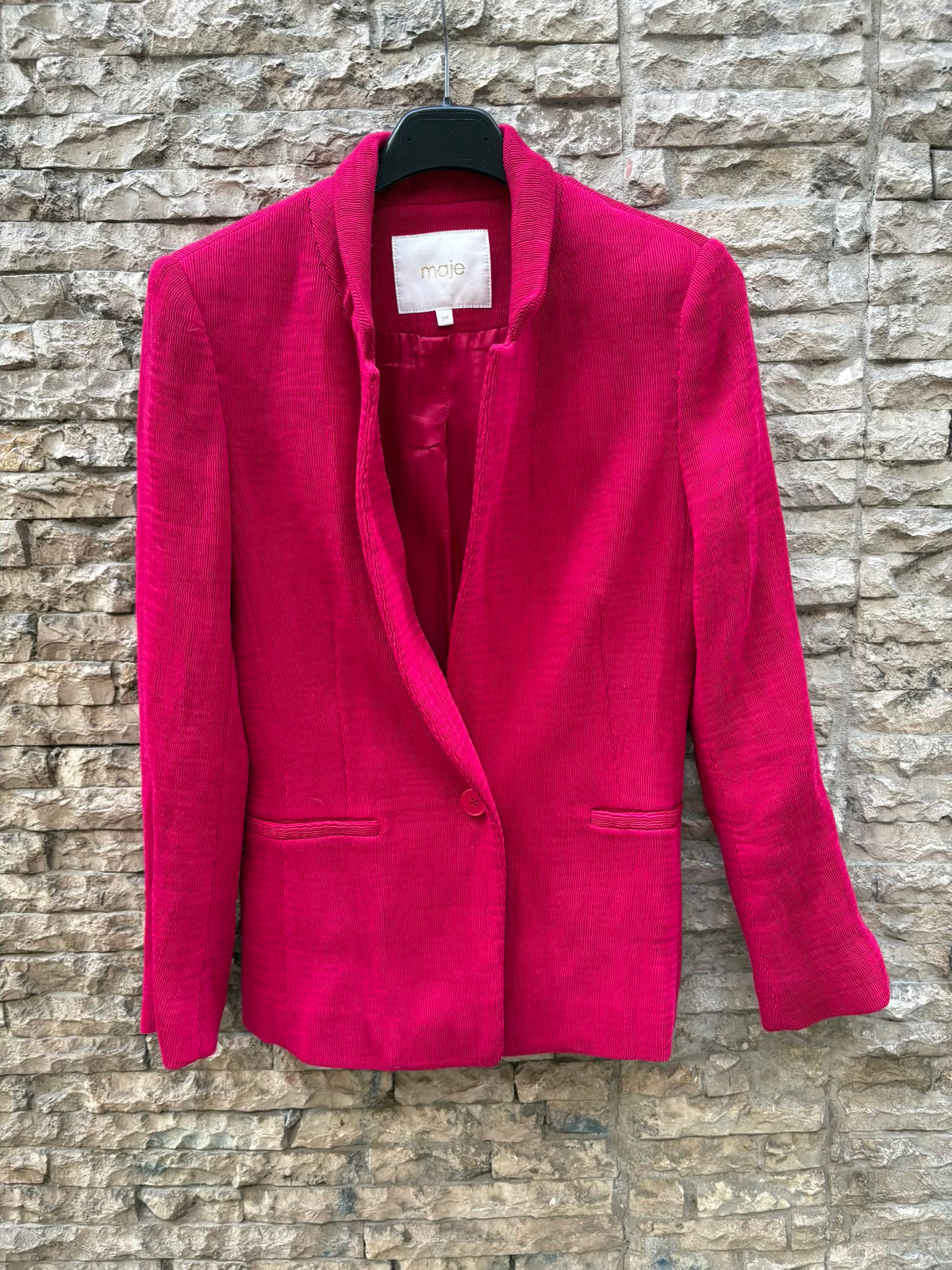 MAJE. Chaqueta fucsia textura