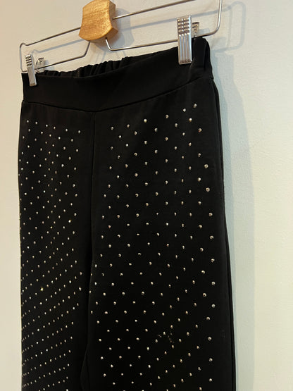 OTRAS. Pantalón negro detalle tachuelas. T S