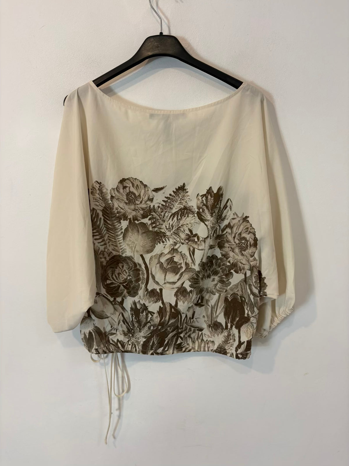 BCBG. Blusa estampado flores