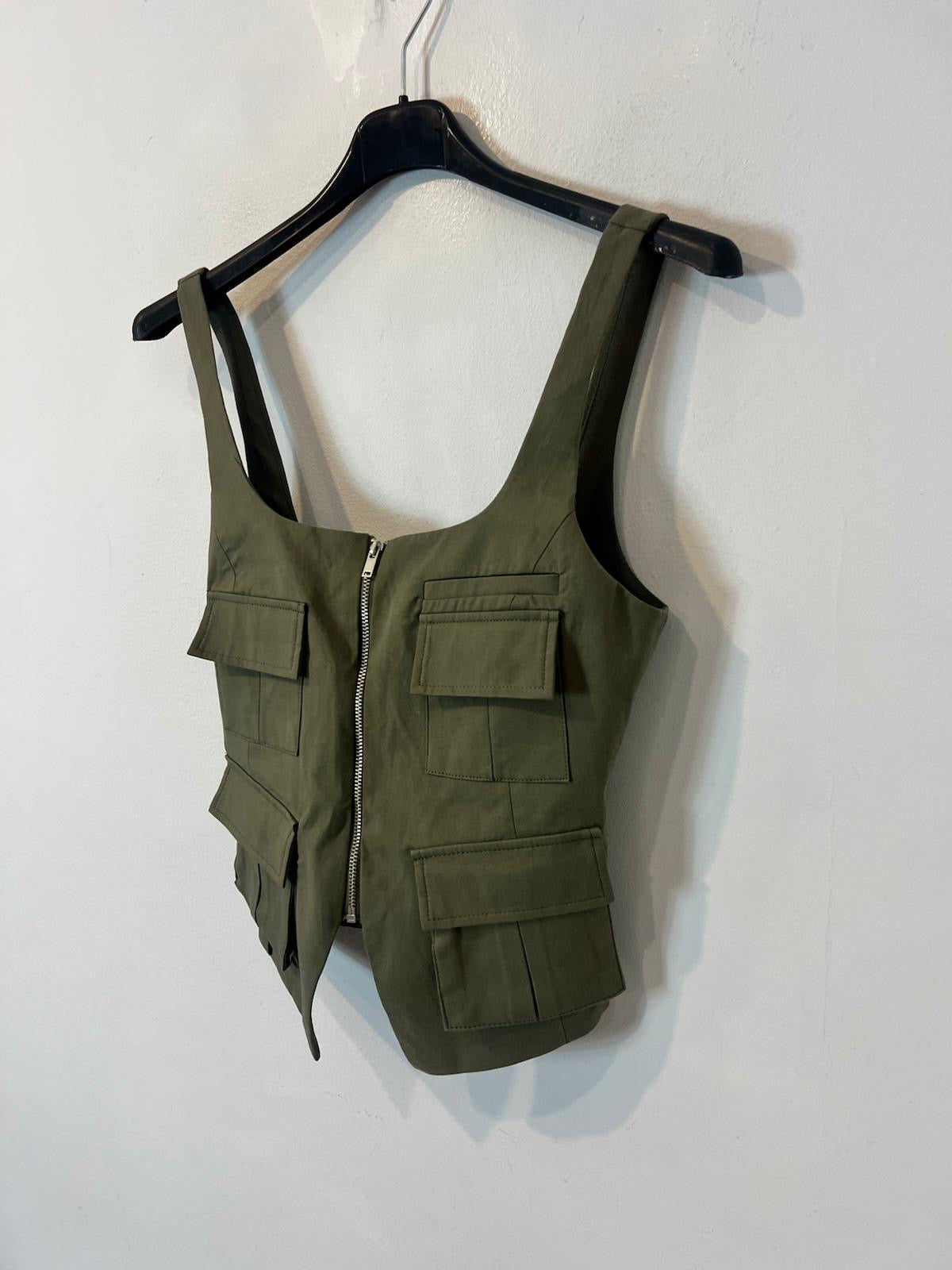 ZARA. Top verde cremallera bolsillos
