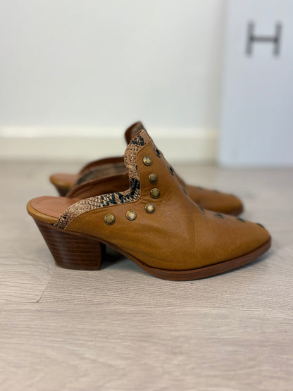 MICUIR. Zueco piel camel