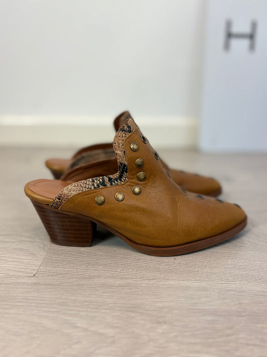 MICUIR. Zueco piel camel