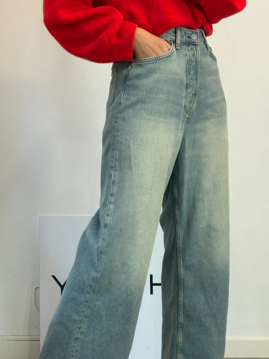 COS. Pantalón denim ancho claro