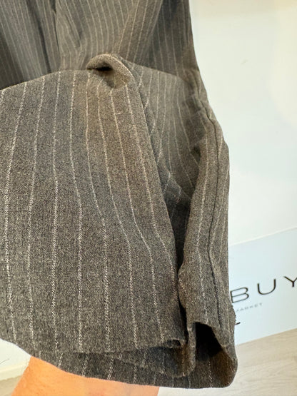 ZARA. Pantalón gris rayas y pinzas