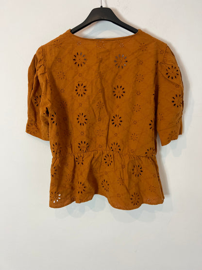 ZARA. Die-cut camel crossed blouse. TM