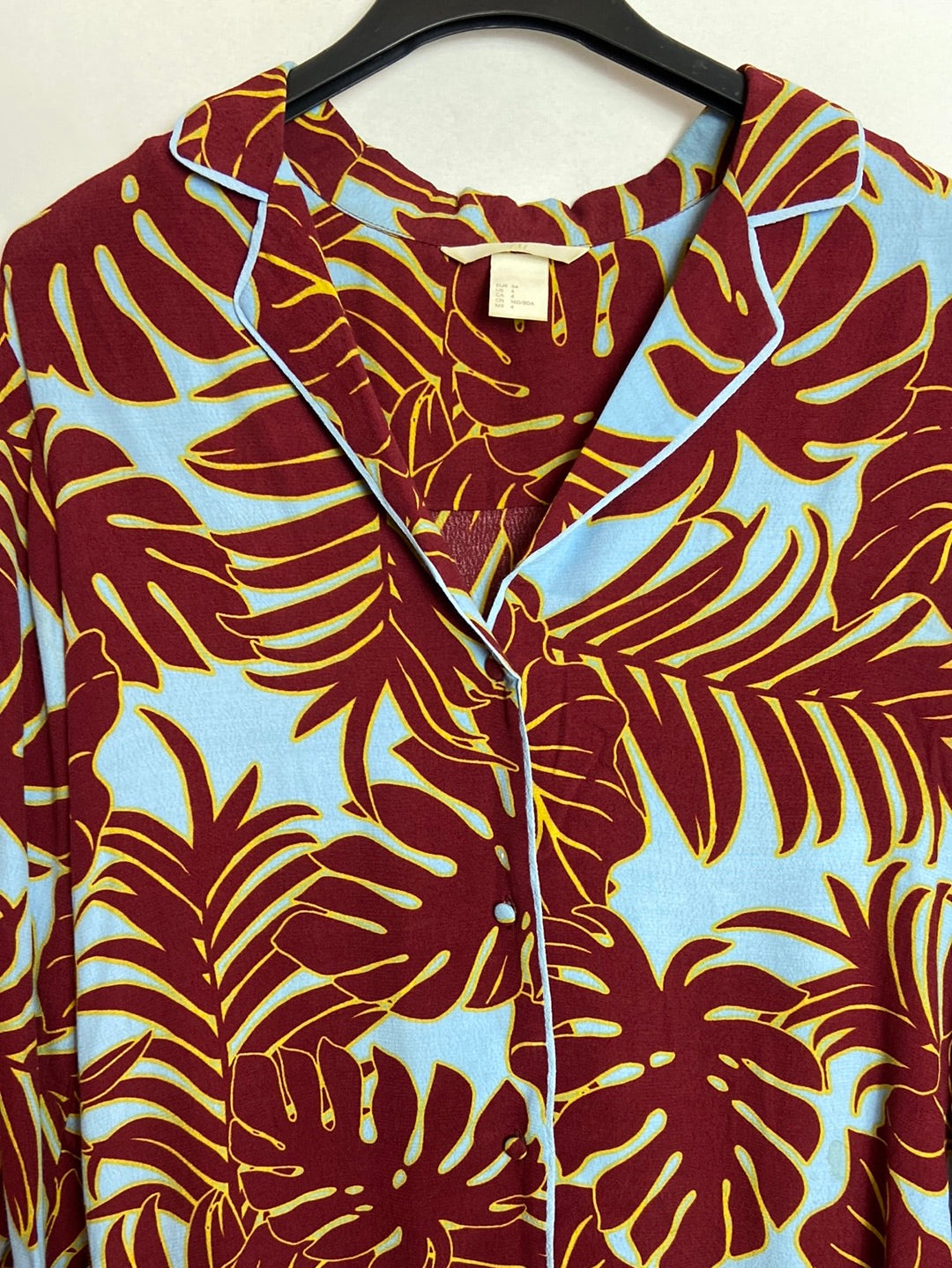 H&M. Camisa azul estampado burdeos T.34