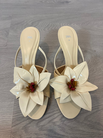 ZARA. Sandalia beige flor. T 38