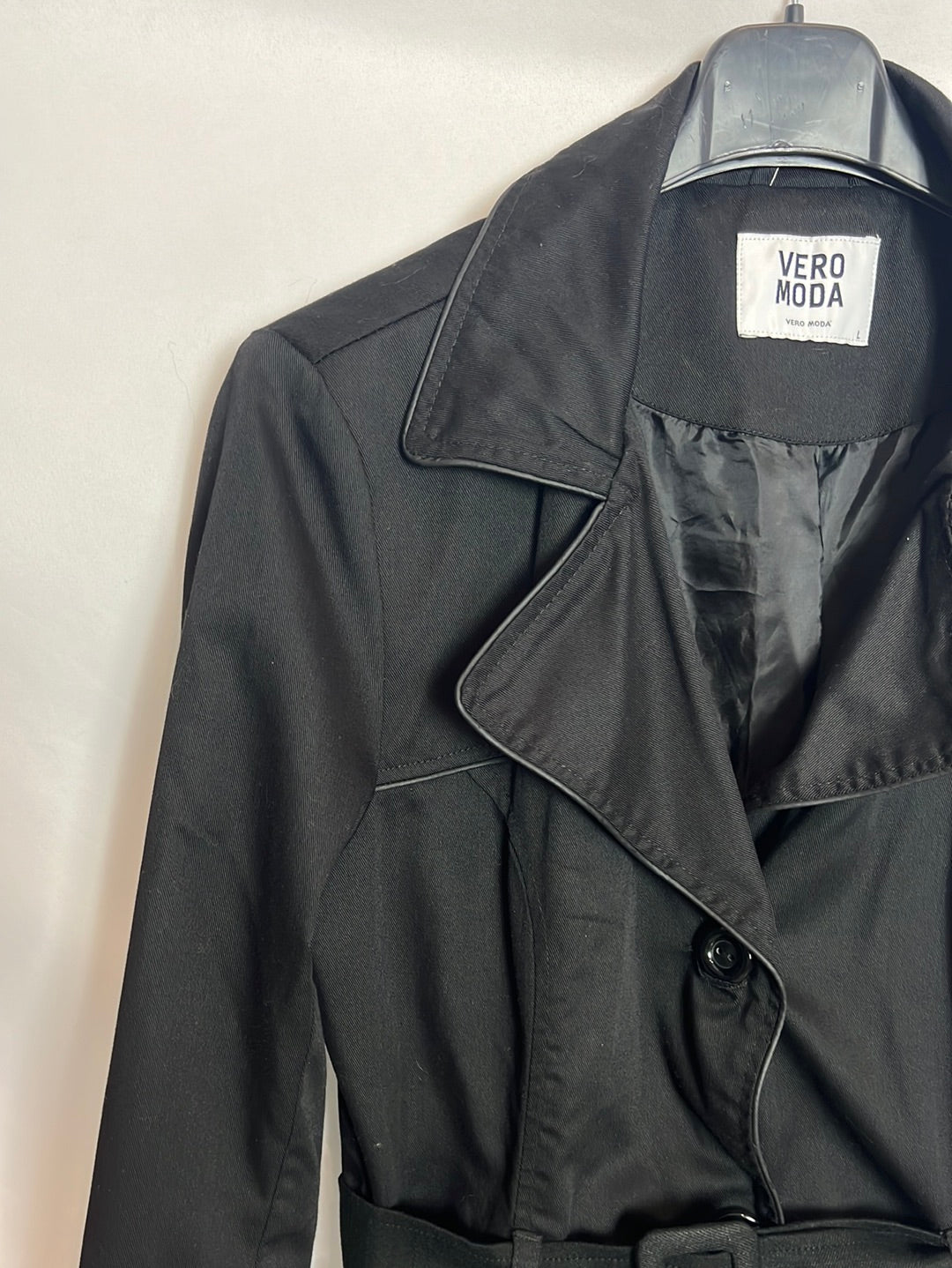 VERO MODA. Gabardina negra. T L