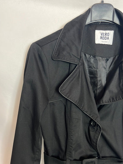 VERO MODA. Gabardina negra. T L