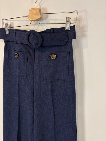 AC by ALBA CONDE. Pantalón azul espiga botones