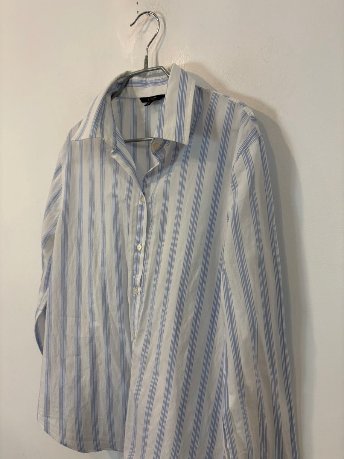 MASSIMO DUTTI. Camisa blanca rayas azules