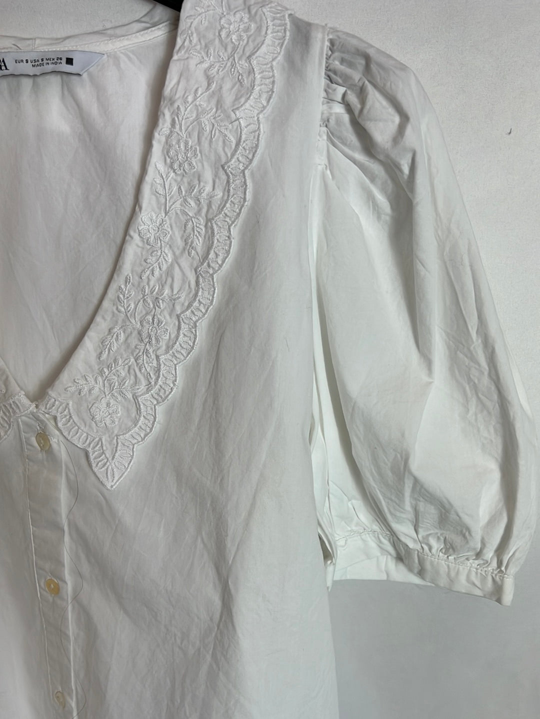 ZARA. Camisa blanca cuello bordado T.s