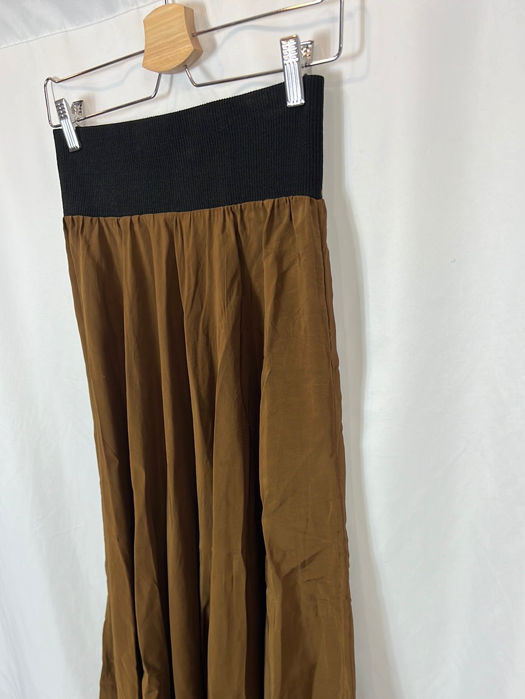 CORTANA. Flowing khaki skirt with waist detail. Size 38