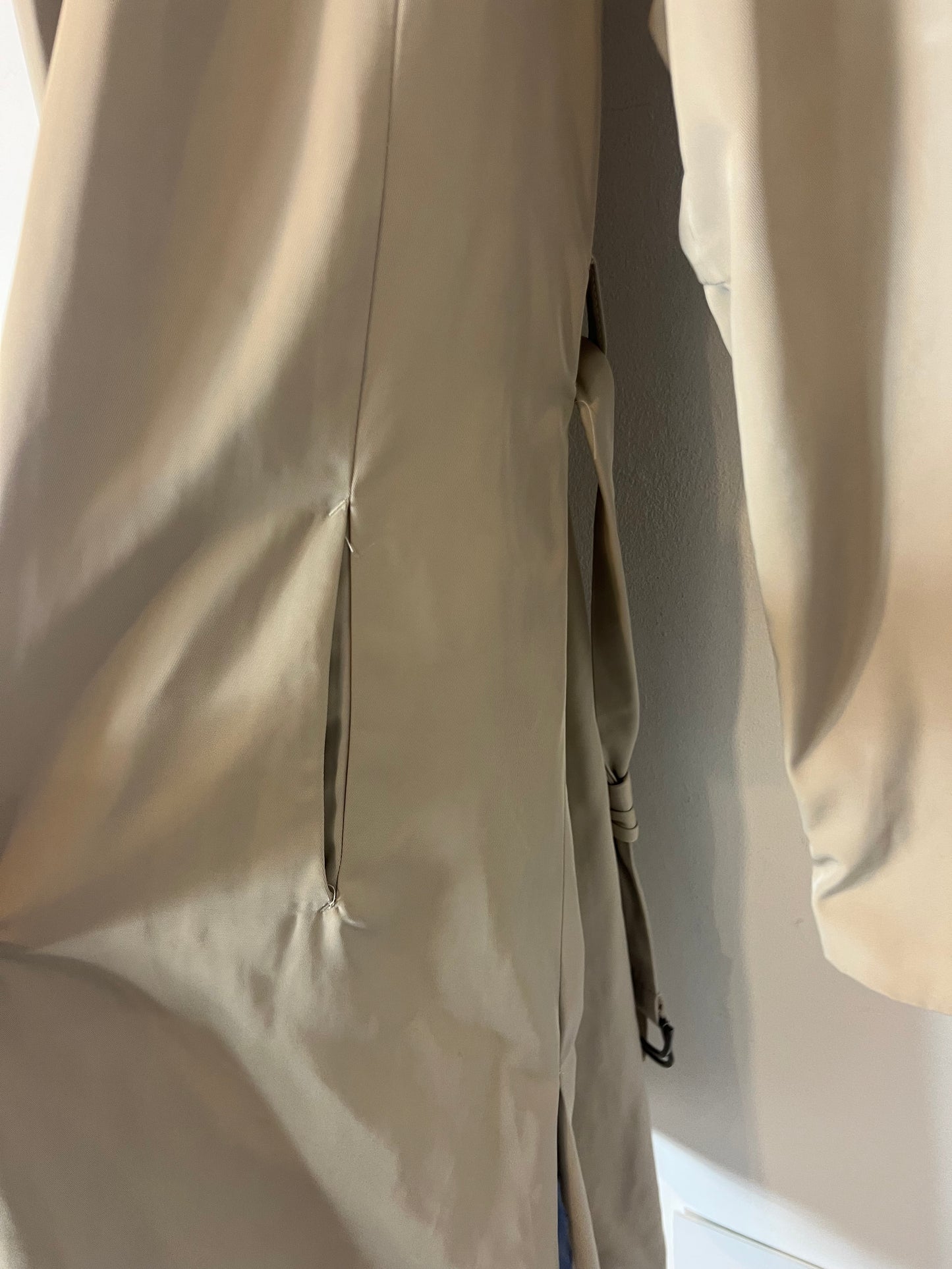 ZARA. Chaqueta larga beige estilo gabardina. T XS