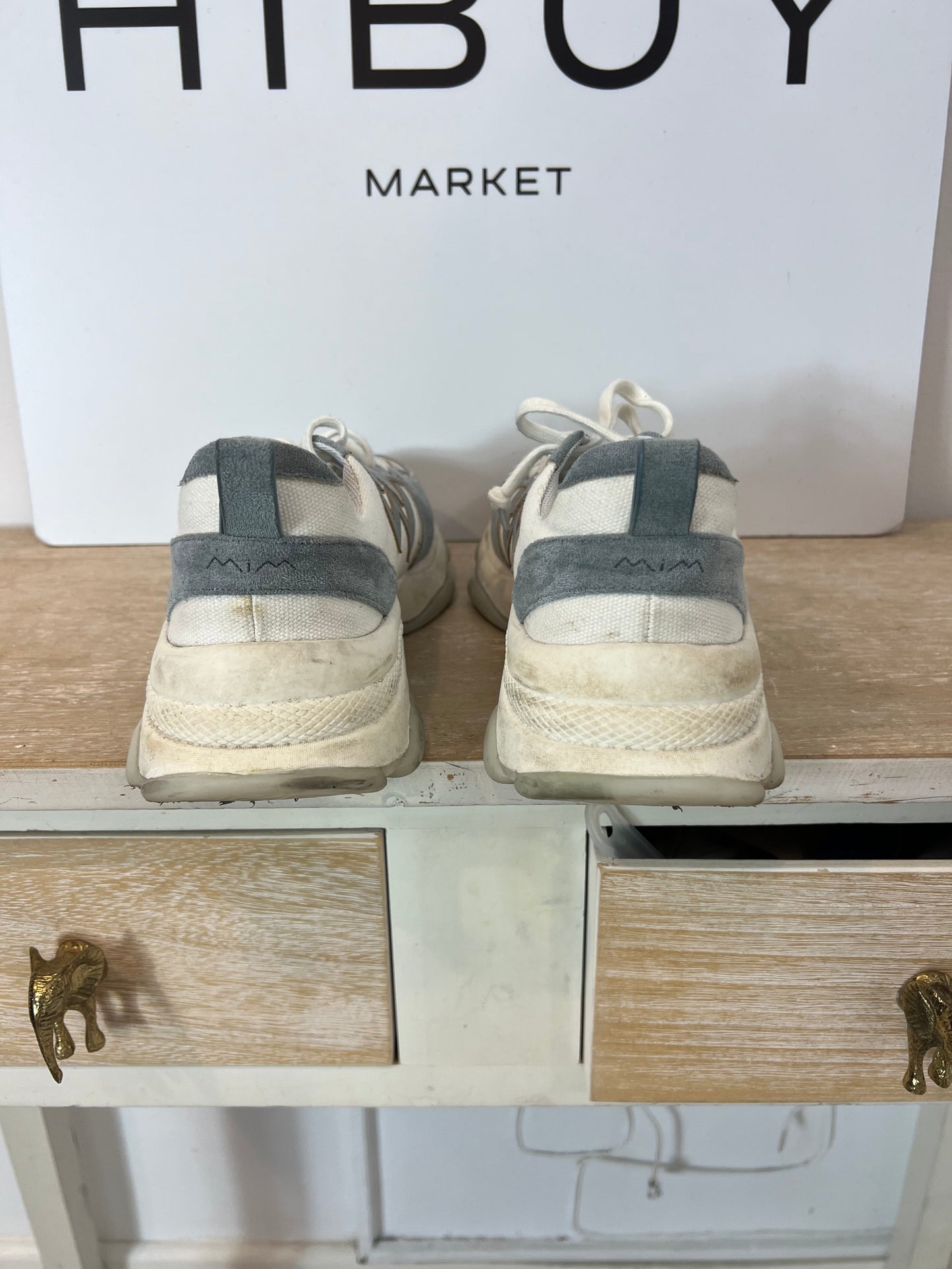 MIM. Zapatillas textura azul claro. T 40