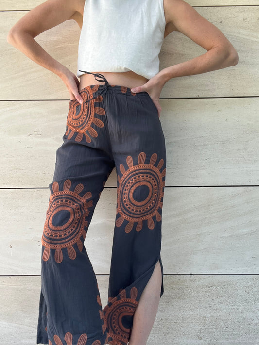 NOCOLÍ. Pantalón gris bordado  T.34