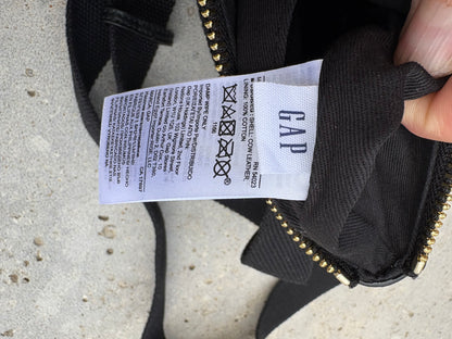 GAP. Bolso mini bandolera/riñonera en negro