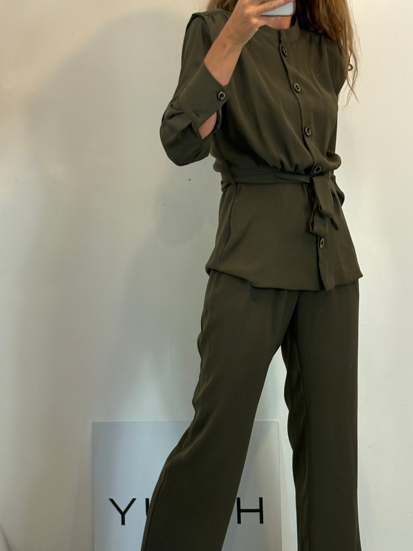 VOGANA. Total look verde fluido