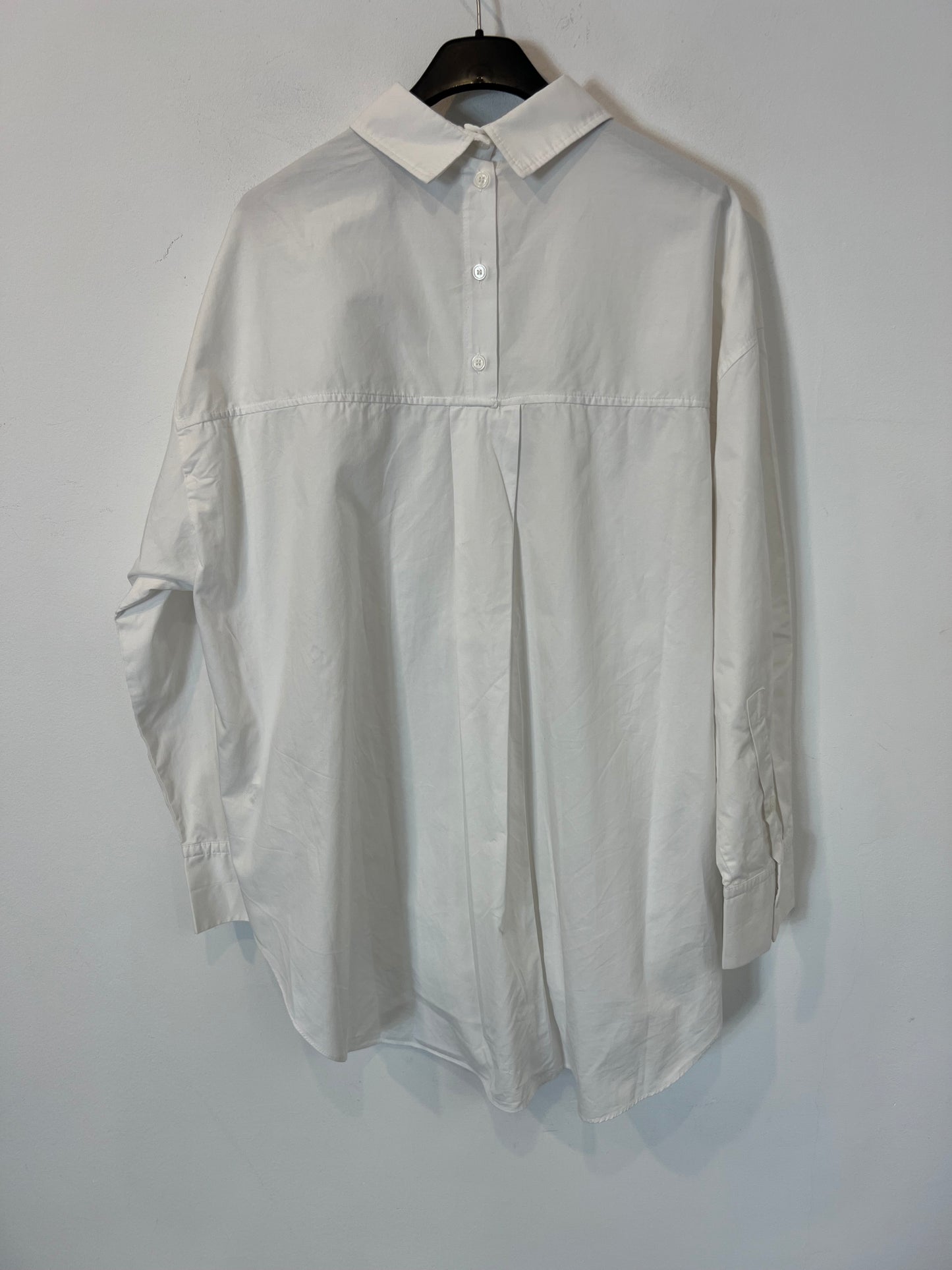 ZARA. White shirt with button detail on the back. TM