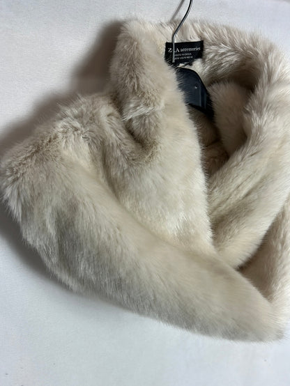 ZARA. Cuello pelo beige