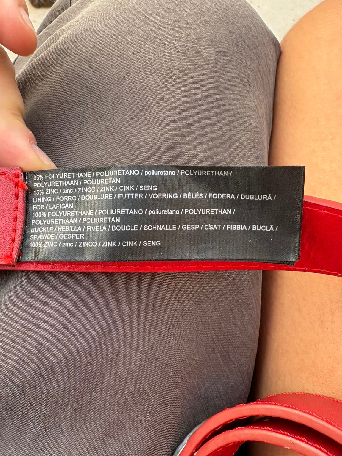 Cinturón rojo tachuelas