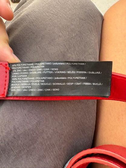 Cinturón rojo tachuelas