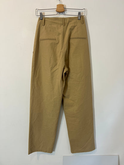 THE FRANKIE SHOP. Pantalón pinzas camel