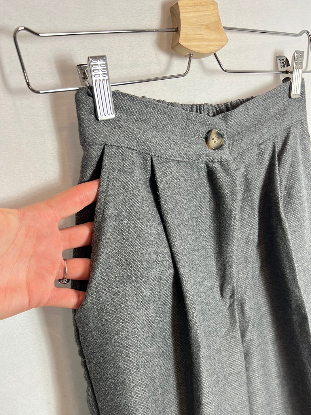 TRENDYOL. Pantalones grises pinzas. T 34