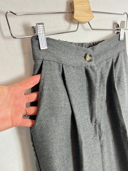 TRENDYOL. Pantalones grises pinzas. T 34