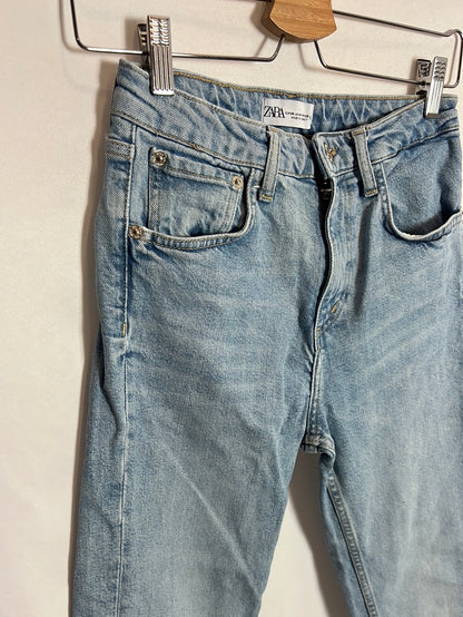 ZARA. Pantalón denim deshilachado T.36