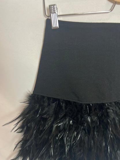 MAY&CO. Falda negra corta plumas. TS