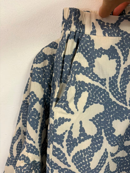 MUS & BOMBON. Conjunto blusa y pantalón estamapdo azul