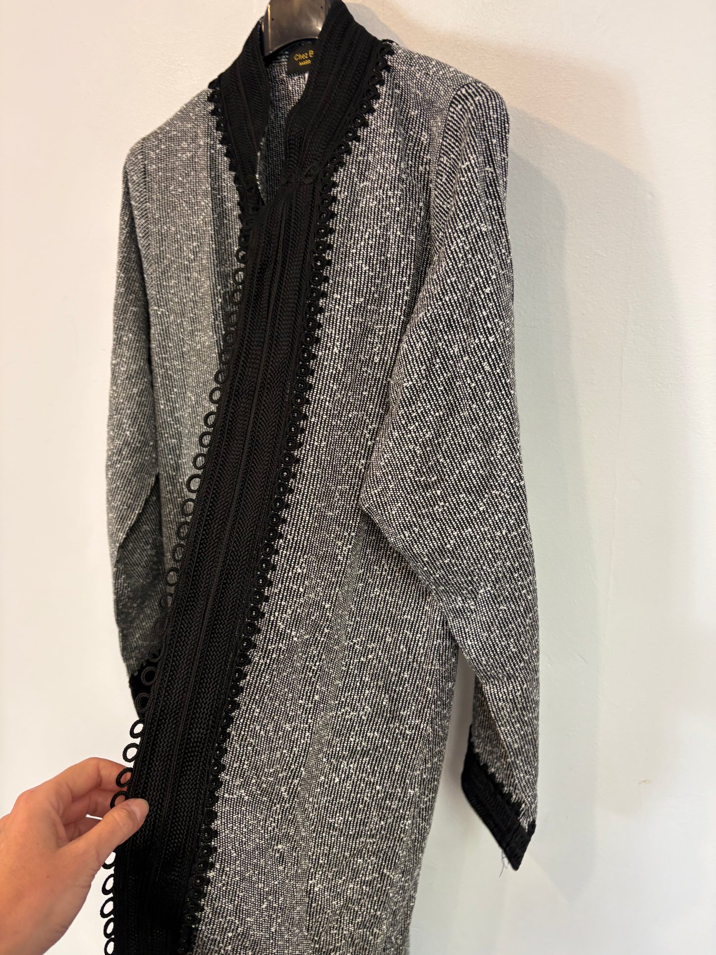 CHEZ BELHAJ. Chaqueta larga/chilaba marroquí