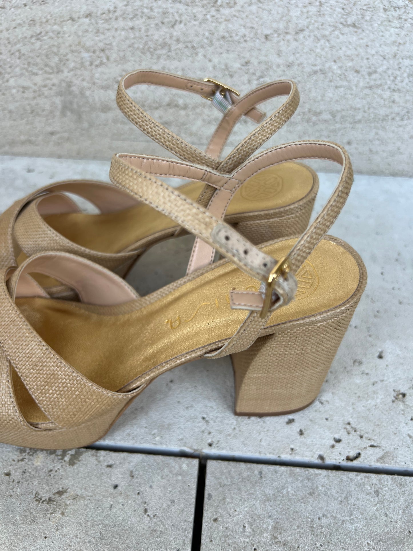 UNISA. Sandalia textura beige. T 40