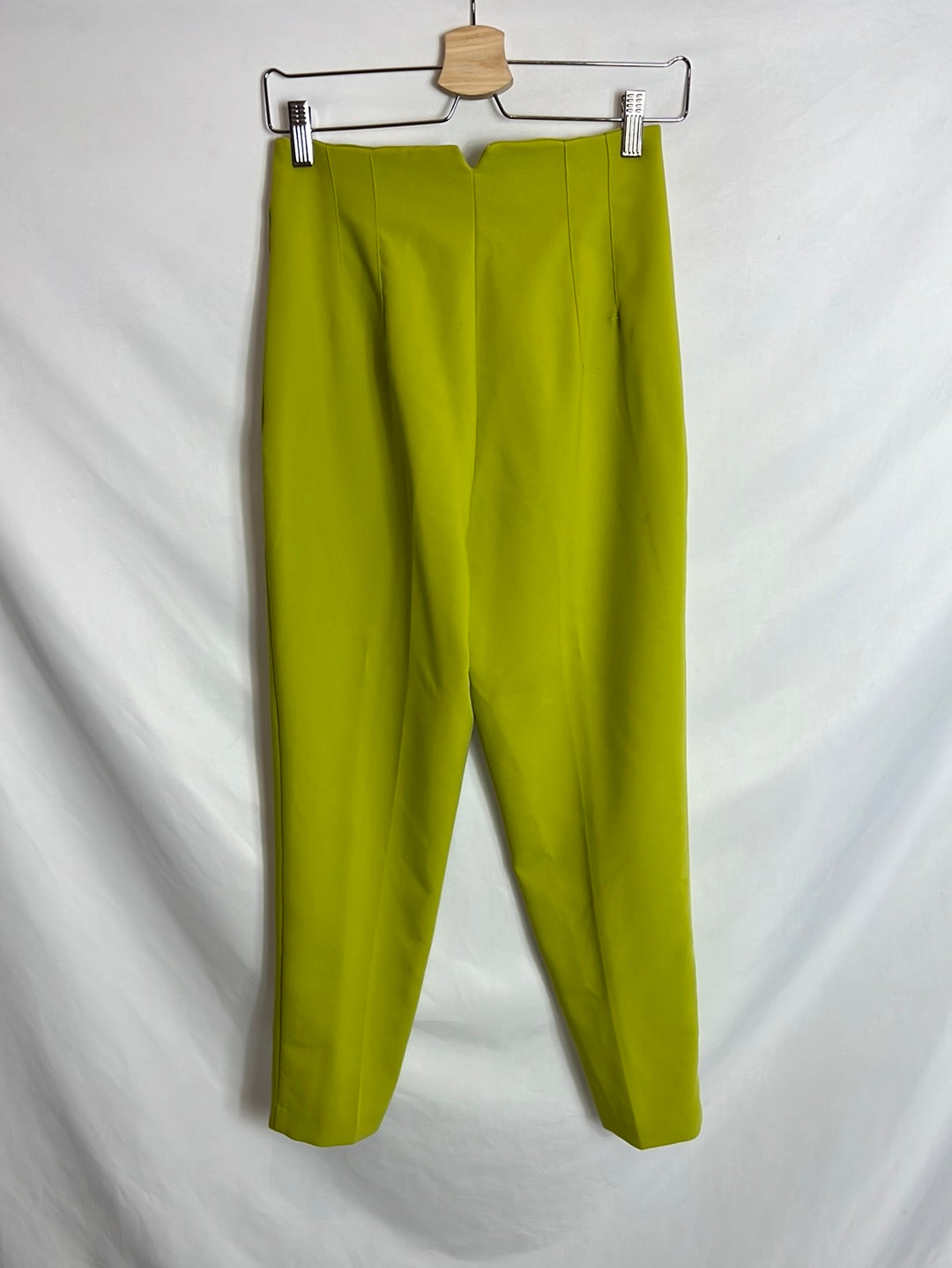 ZARA. Pantalón verde pistacho pinzas. T 36