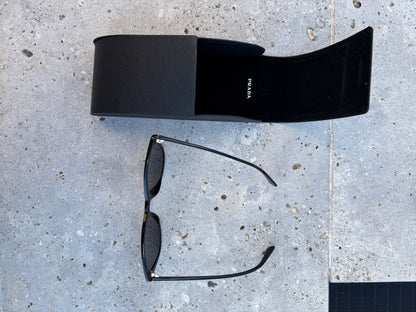 PRADA. Gafas de sol negras