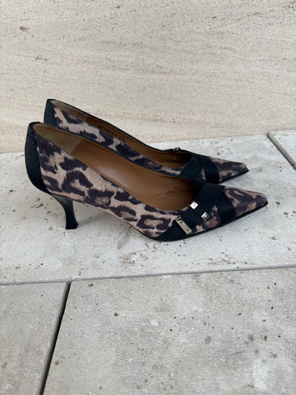 STUART WEITZMAN. Tacones piel animal print