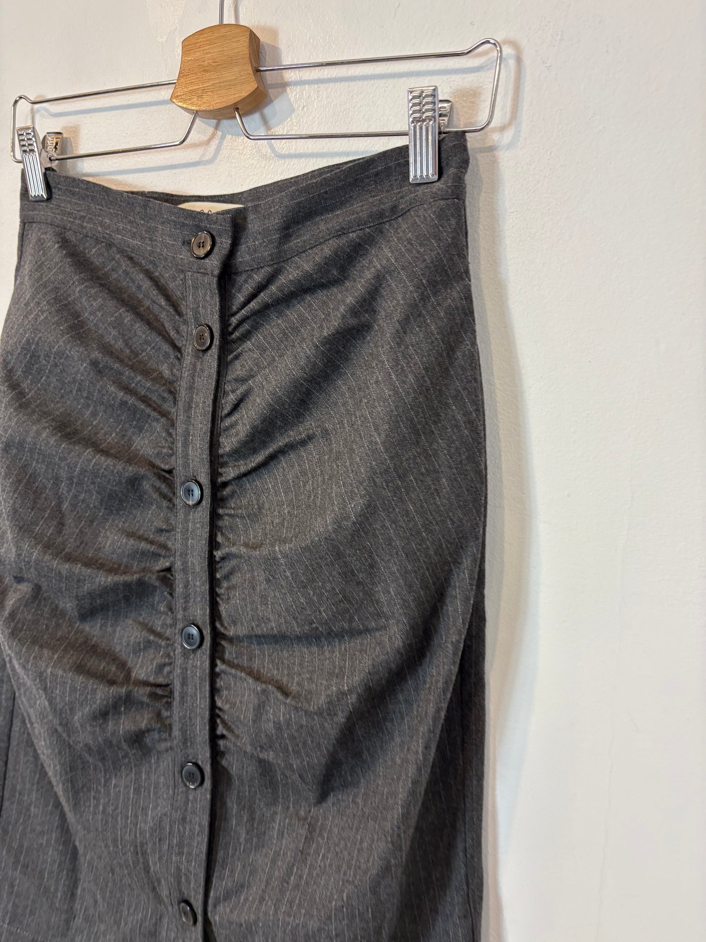 MASSCOB. Falda abotonada raya diplomática