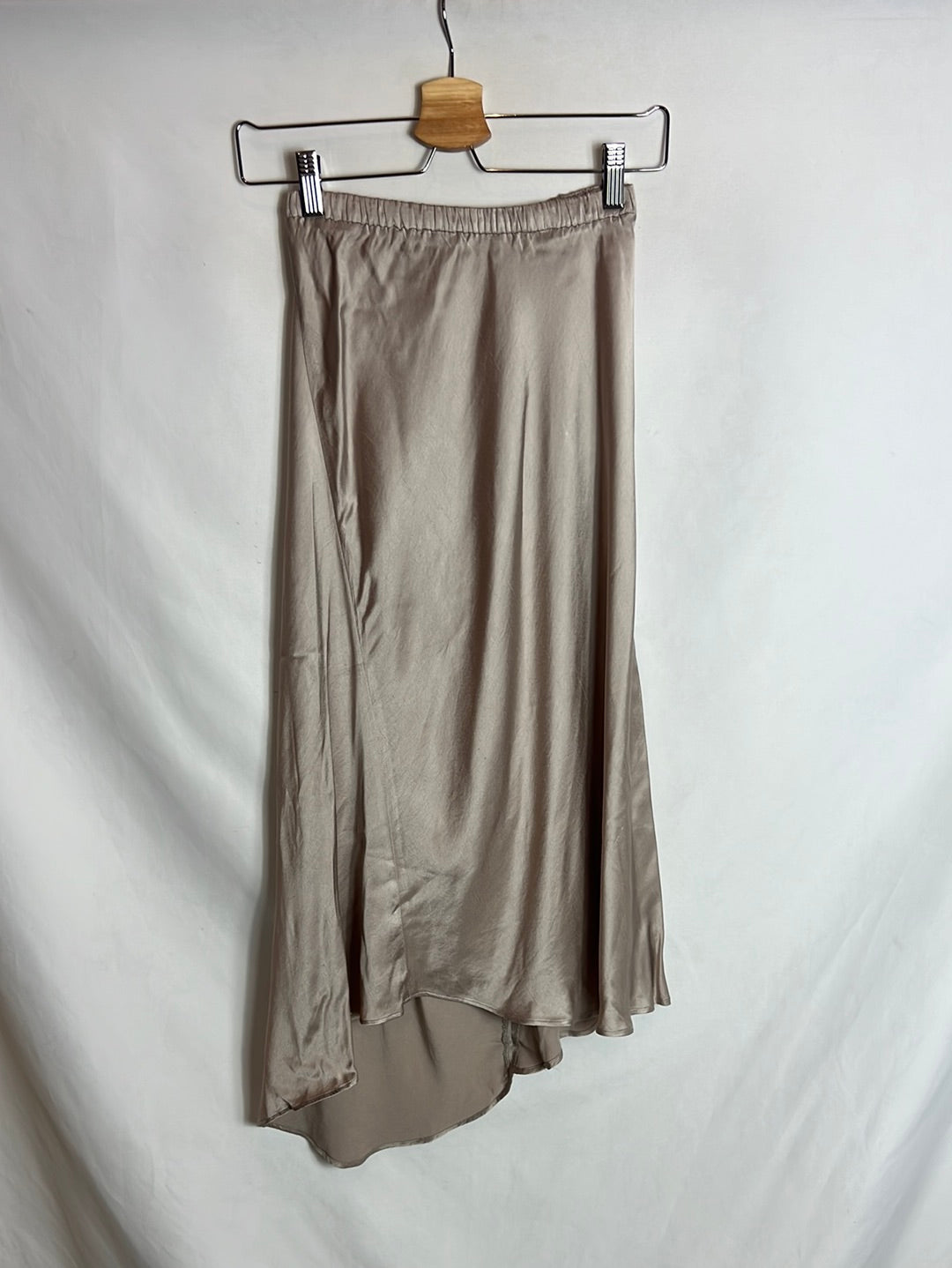 ZARA. Falda midi color topo asimétrica satinada. T XS