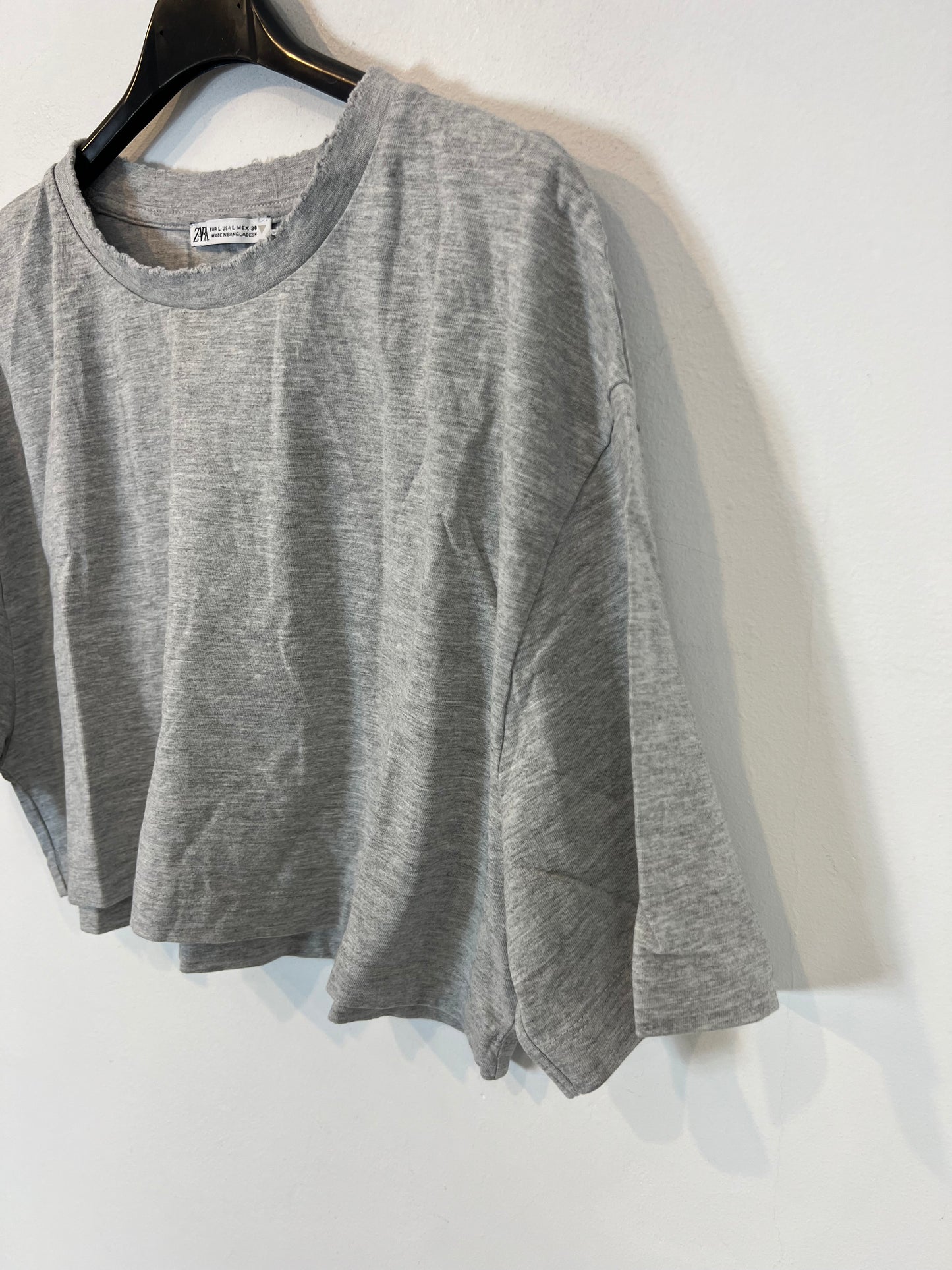 ZARA. Camiseta crop gris detalle cuello. T L