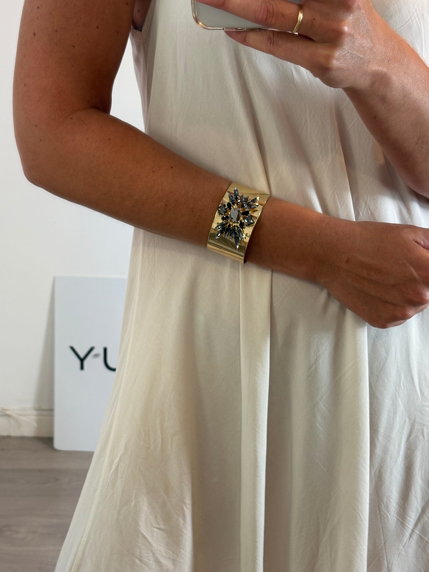 OTRAS. Pulsera dorada rígida