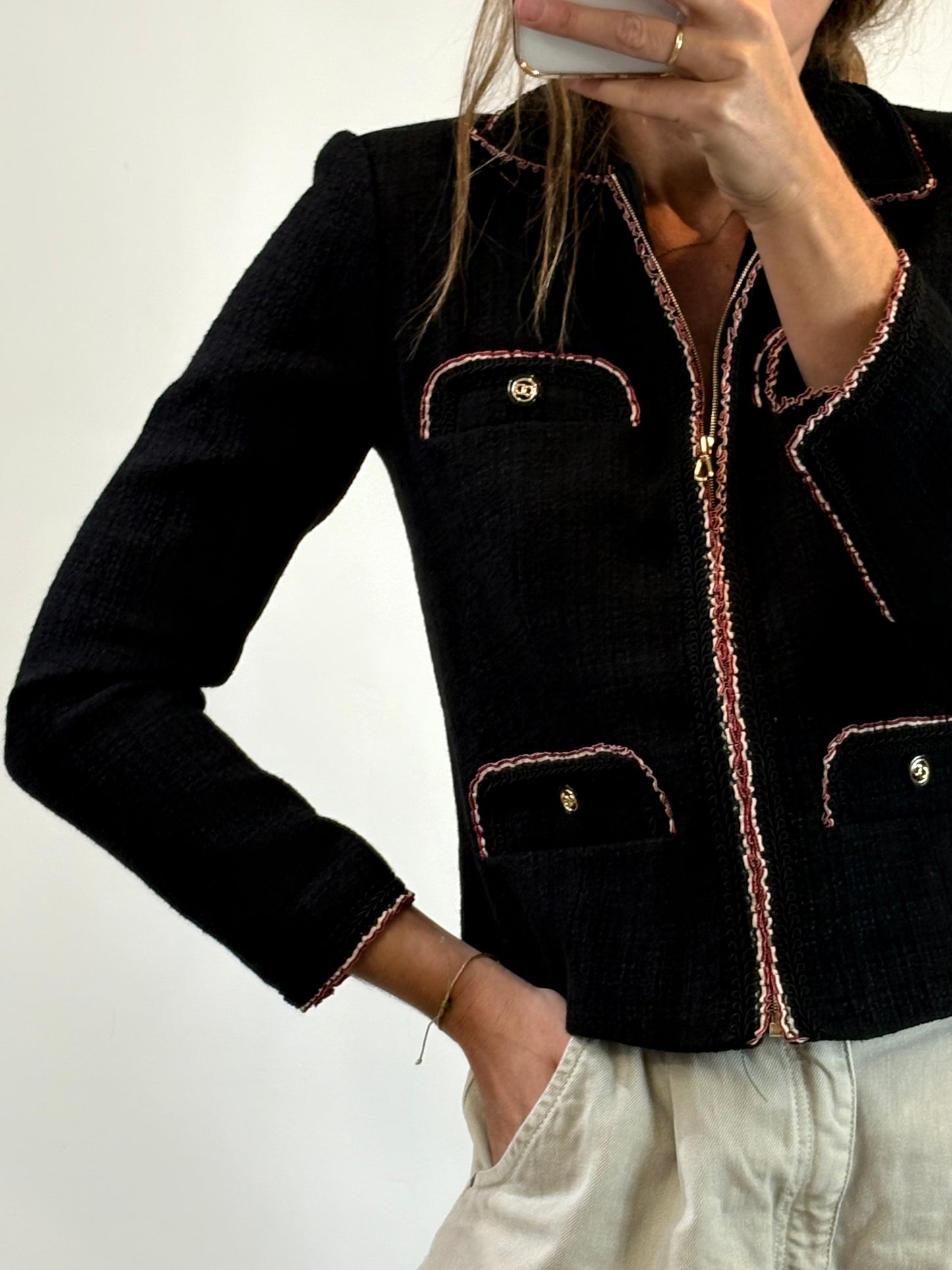 SANDRO. Chaqueta negra tweed bolsillos