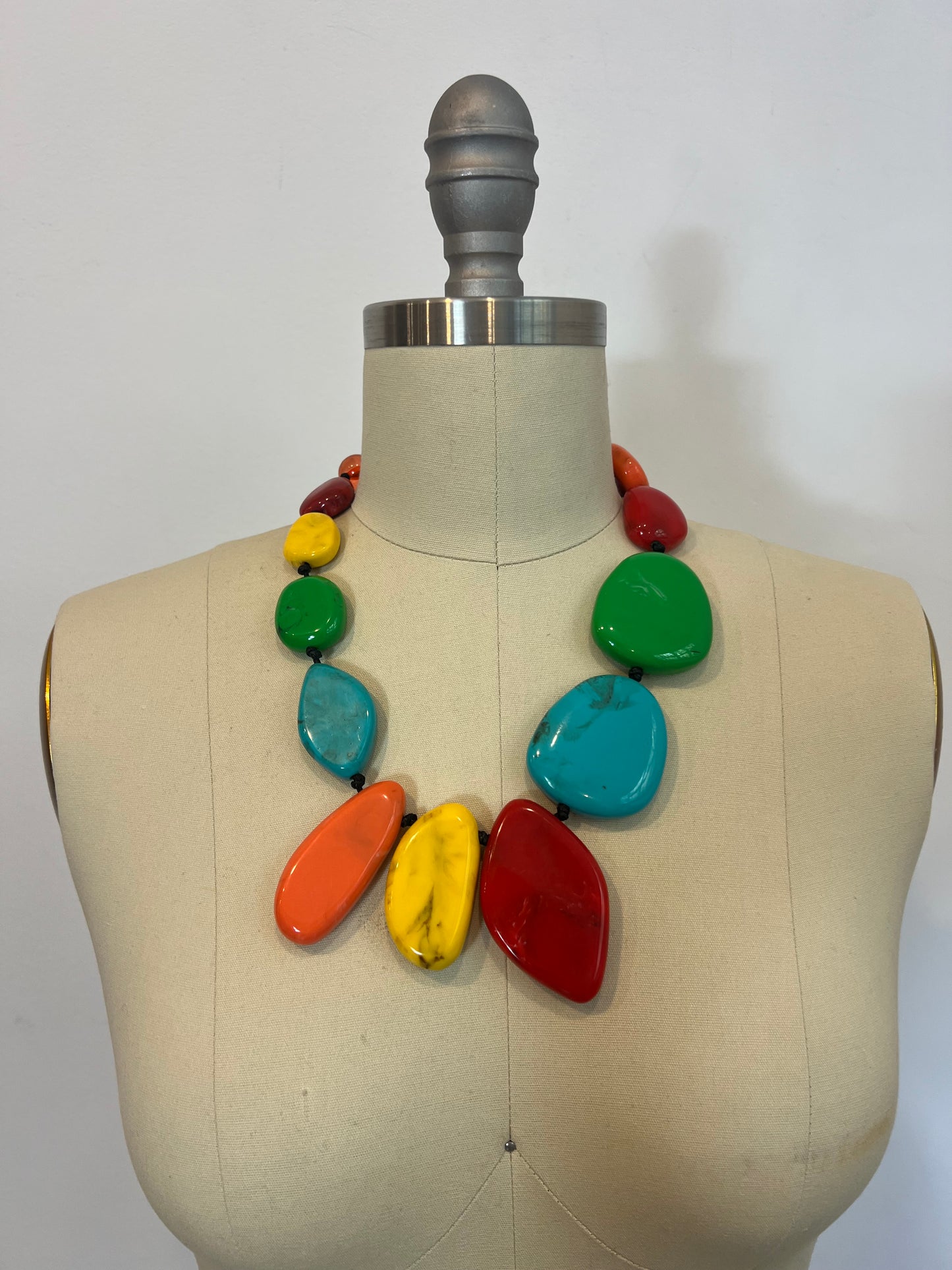 OTRAS. Collar piedras colores