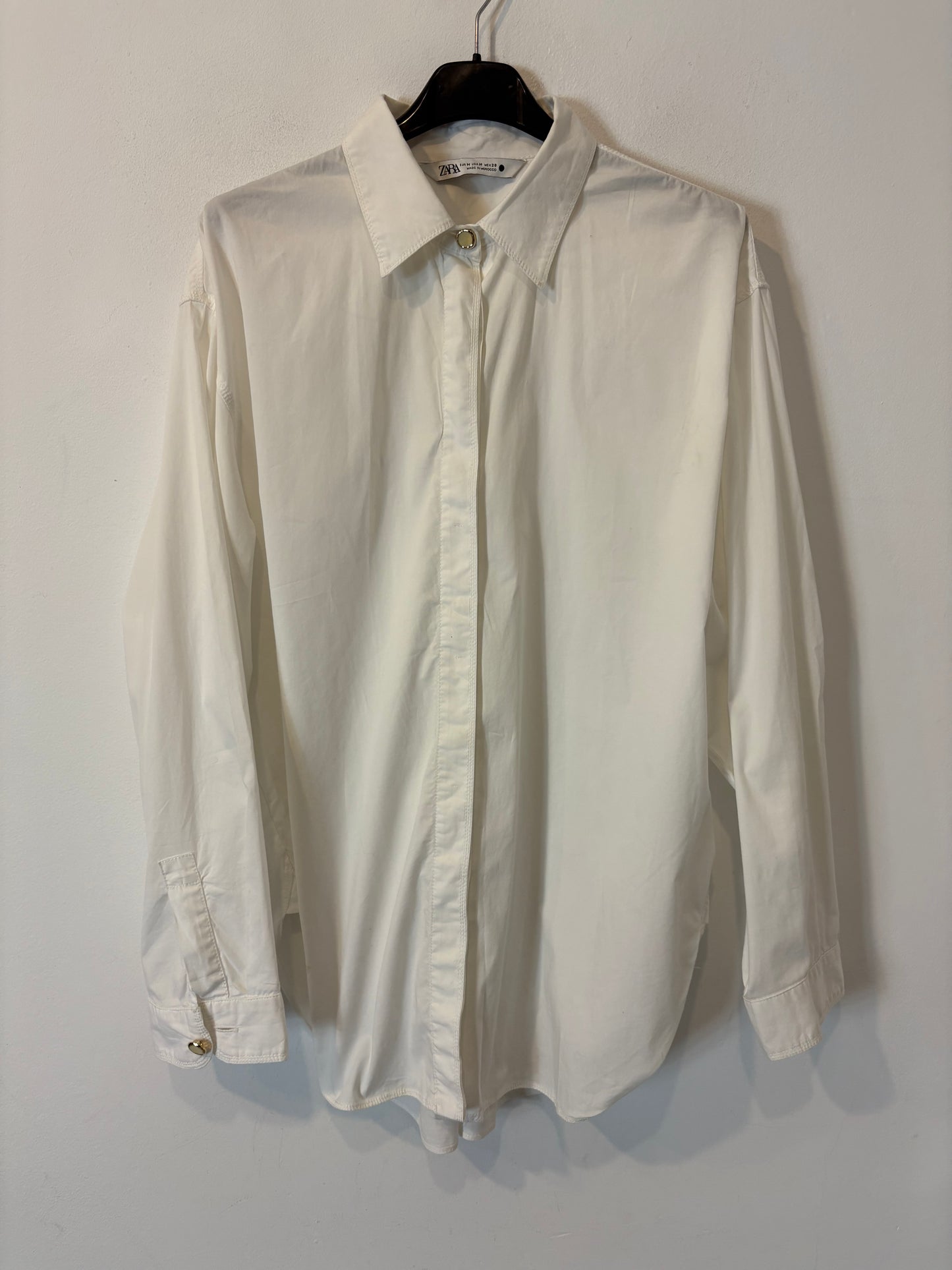 ZARA. Camisa blanca detalle botón
