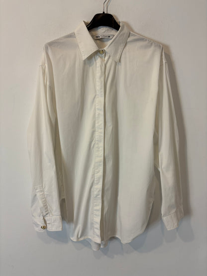 ZARA. Camisa blanca detalle botón