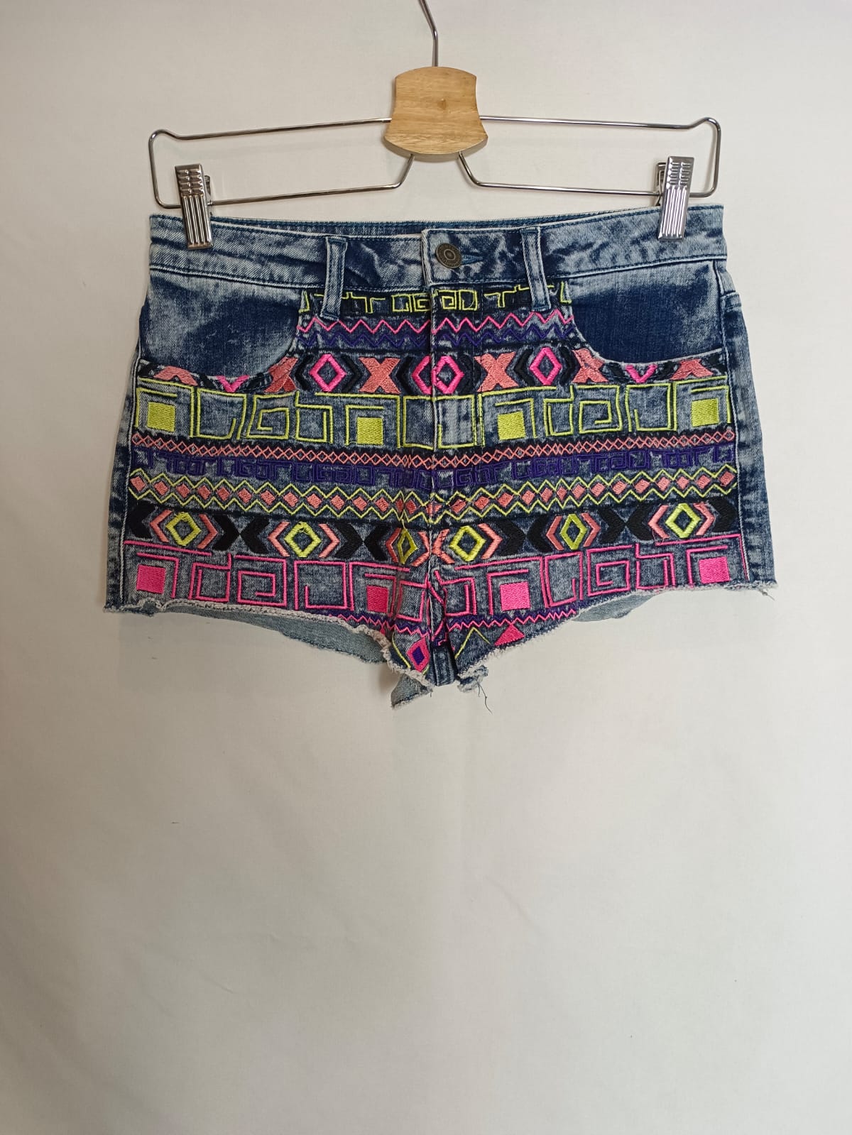 TOPSHOP. Embroidered shorts, size 38