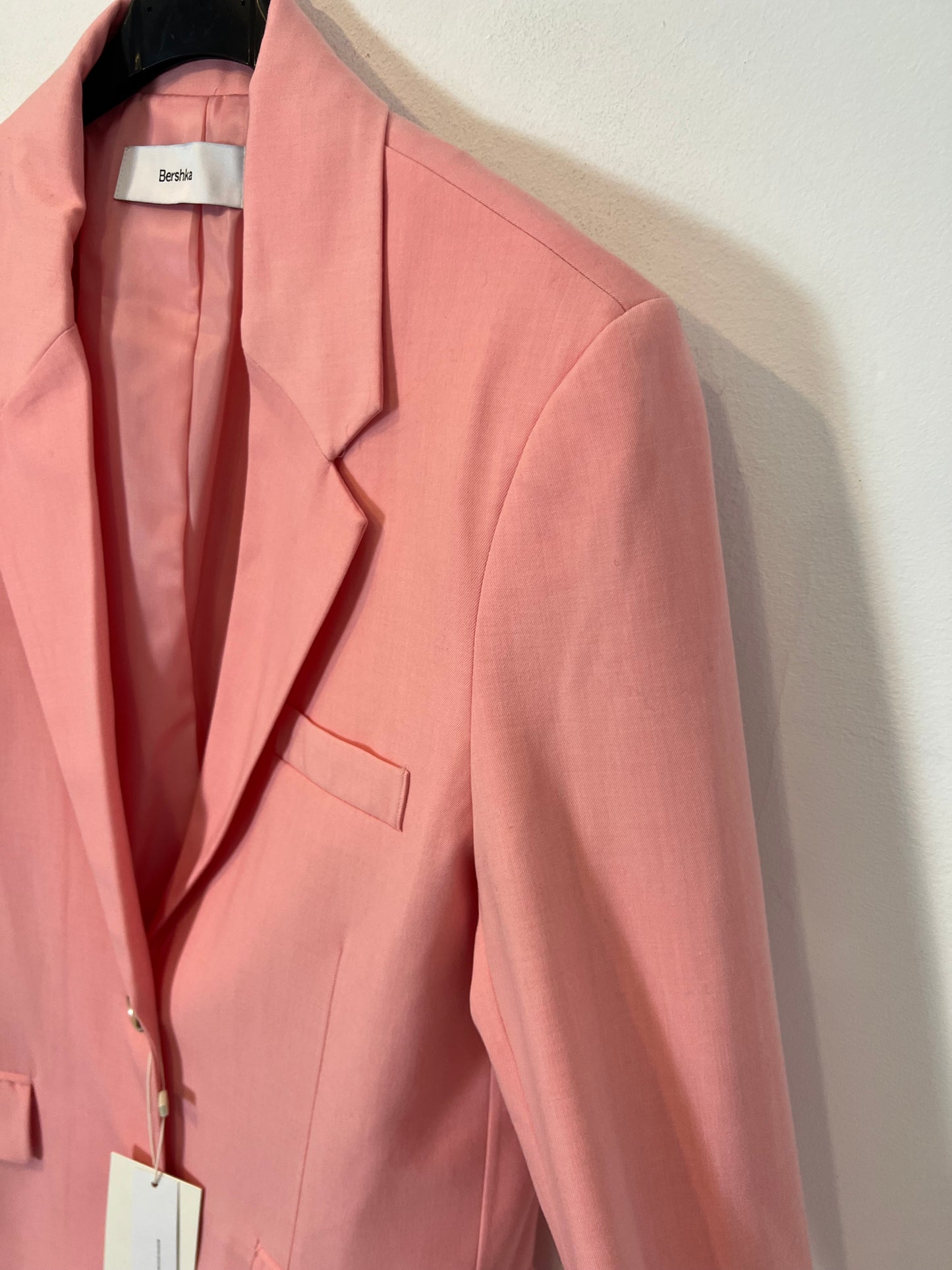 BERSHKA. Blazer rosa fluida. T S