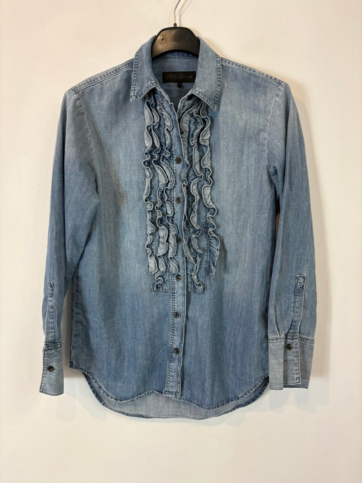 ZARA. Camisa denim detalle volantes