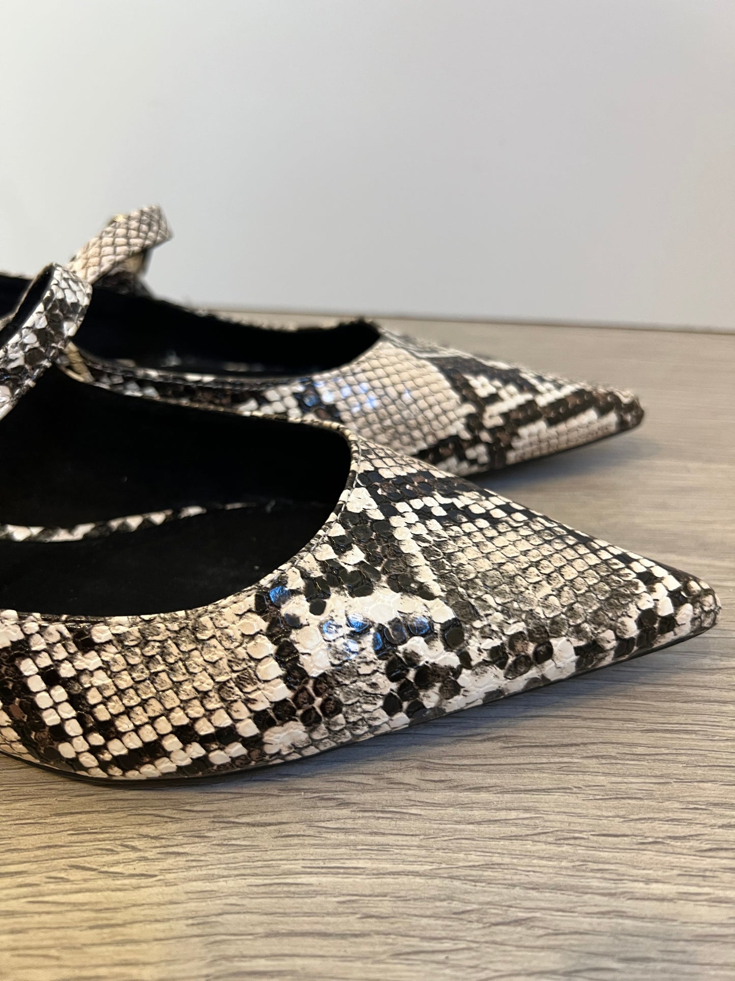 CORINA. Zapato plano animal print doble hebilla. T 38