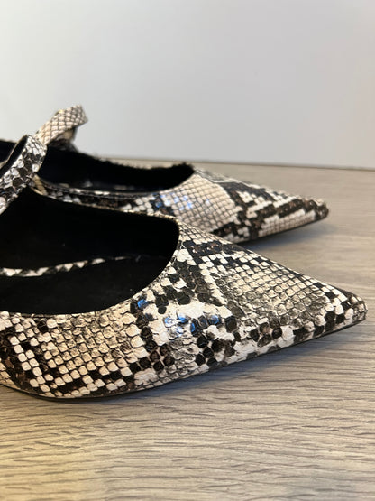 CORINA. Zapato plano animal print doble hebilla. T 38